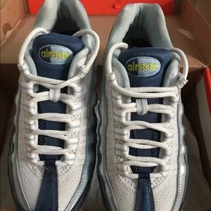 SOLD!!! Kids Nike airmax 5y